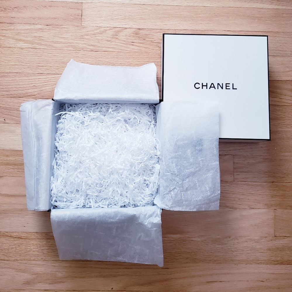 Chanel Gift Box - Picture 3 of 9